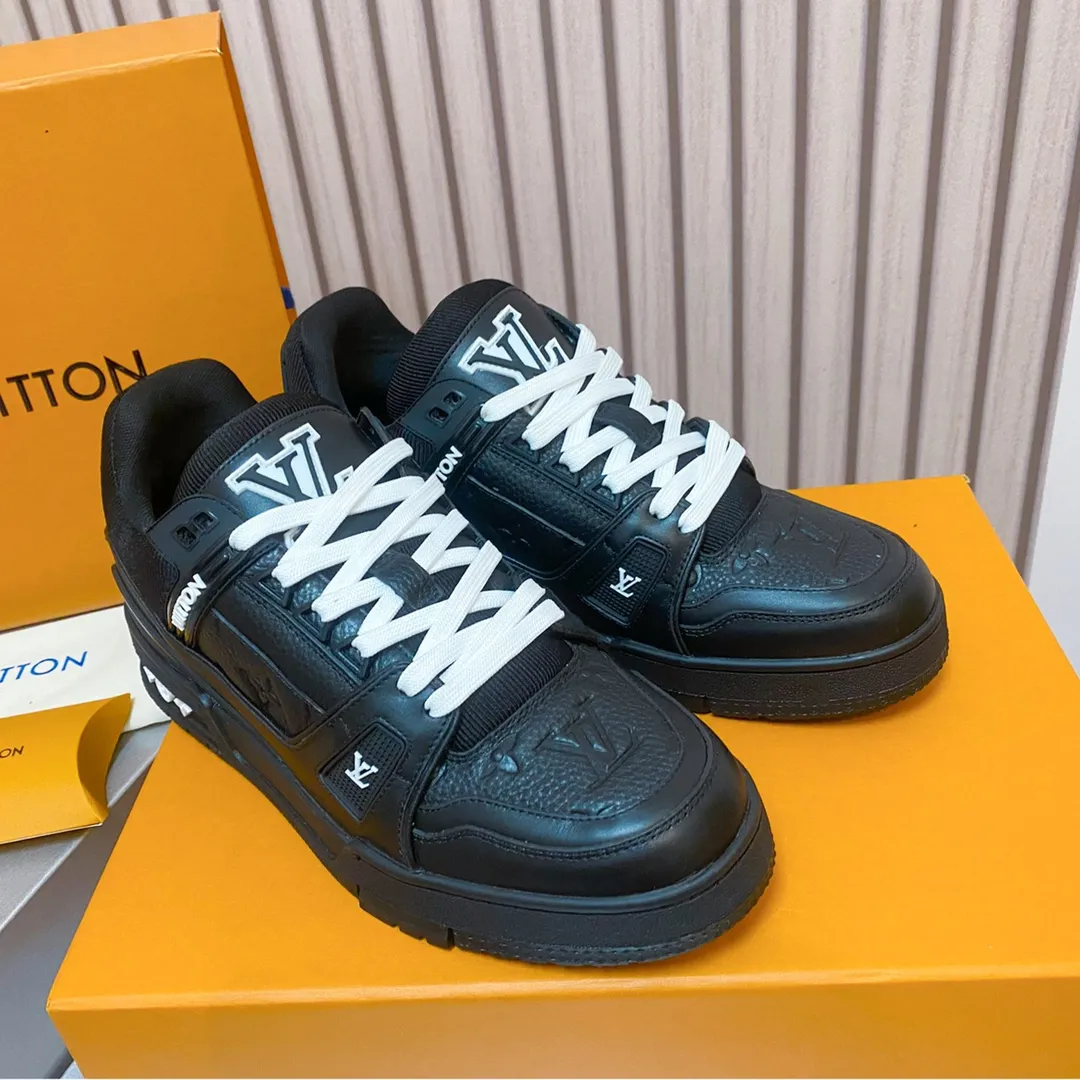 👟👟Ex-factory price 840👟👟 Lujia LV Trainer series Classic hot-selling sneakers are originally developed and heavily invested in quality building. The eye-catching innovation in the upgrading and re-engineering project. The upper is made of finely selected calf leather. Craftsmanship details: topstitching, handwritten notes. LV letters on the tongue and side. Louis Vuitton logo on the side in handwriting. Luggage tag on the side. LV on the back. U👟👟Ex-factory price cycling upcycled logo The outsole is decorated with Monogram flowers The outsole is all original T👟👟Ex-factory price U material, extremely high-grade and super wear-resistant Sixe: 35~46